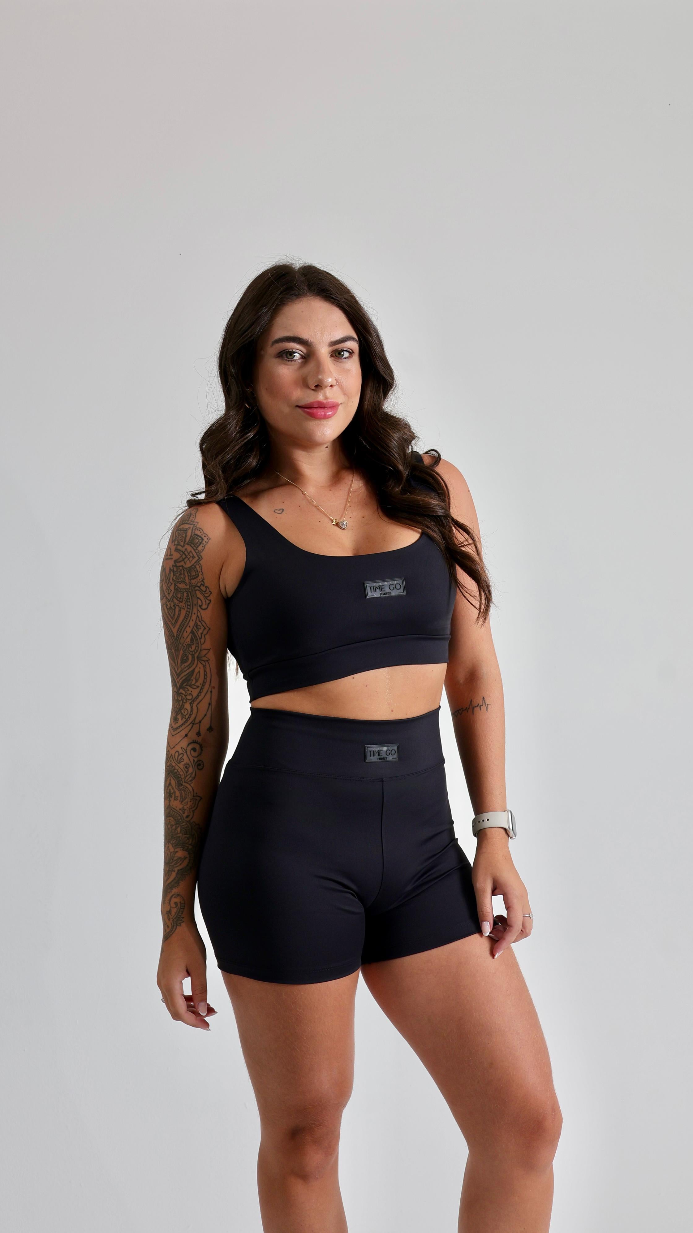 Conjunto Preto com Top de Alta Sustentação e Short Cintura Alta