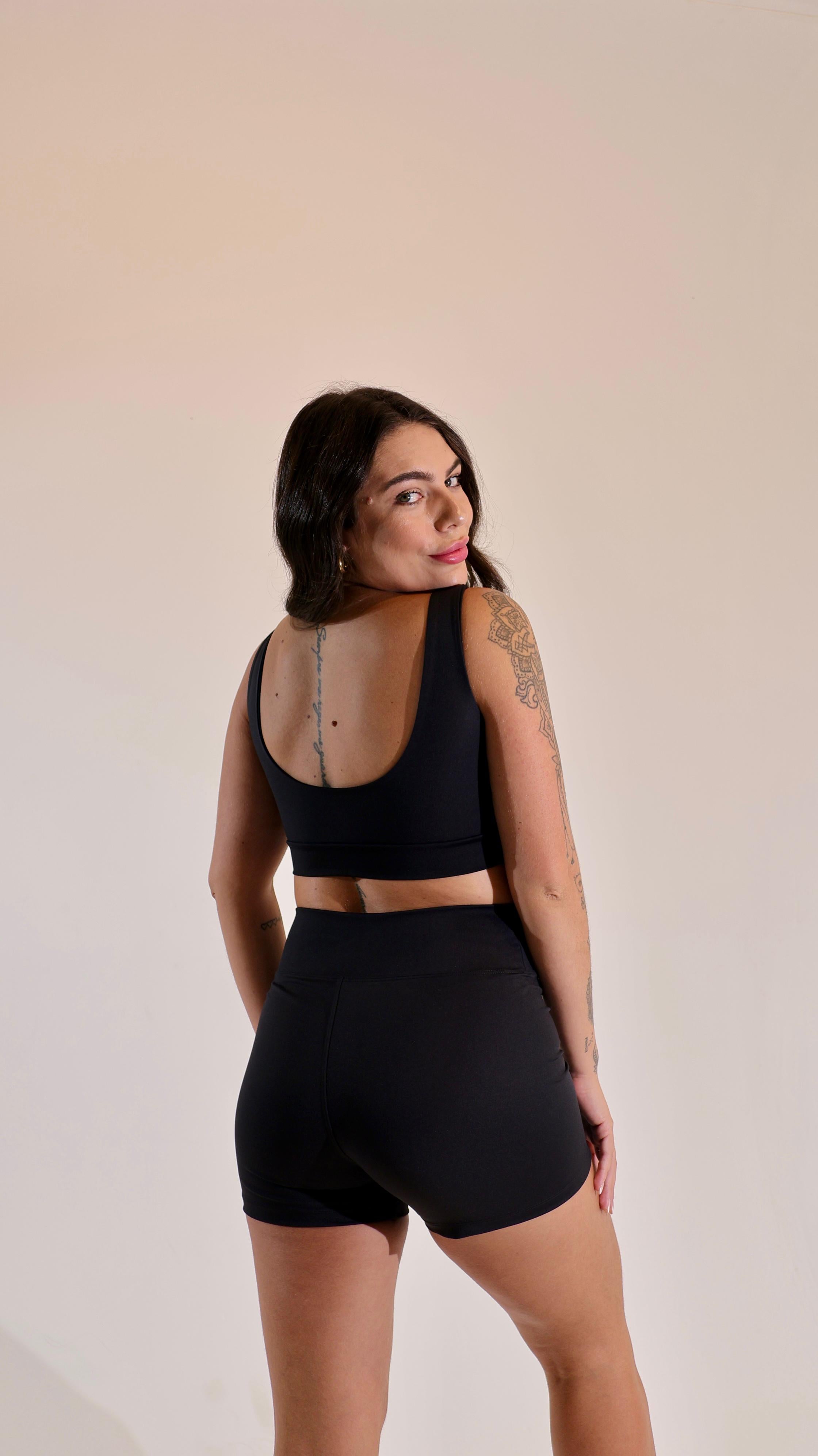 Conjunto Preto com Top de Alta Sustentação e Short Cintura Alta
