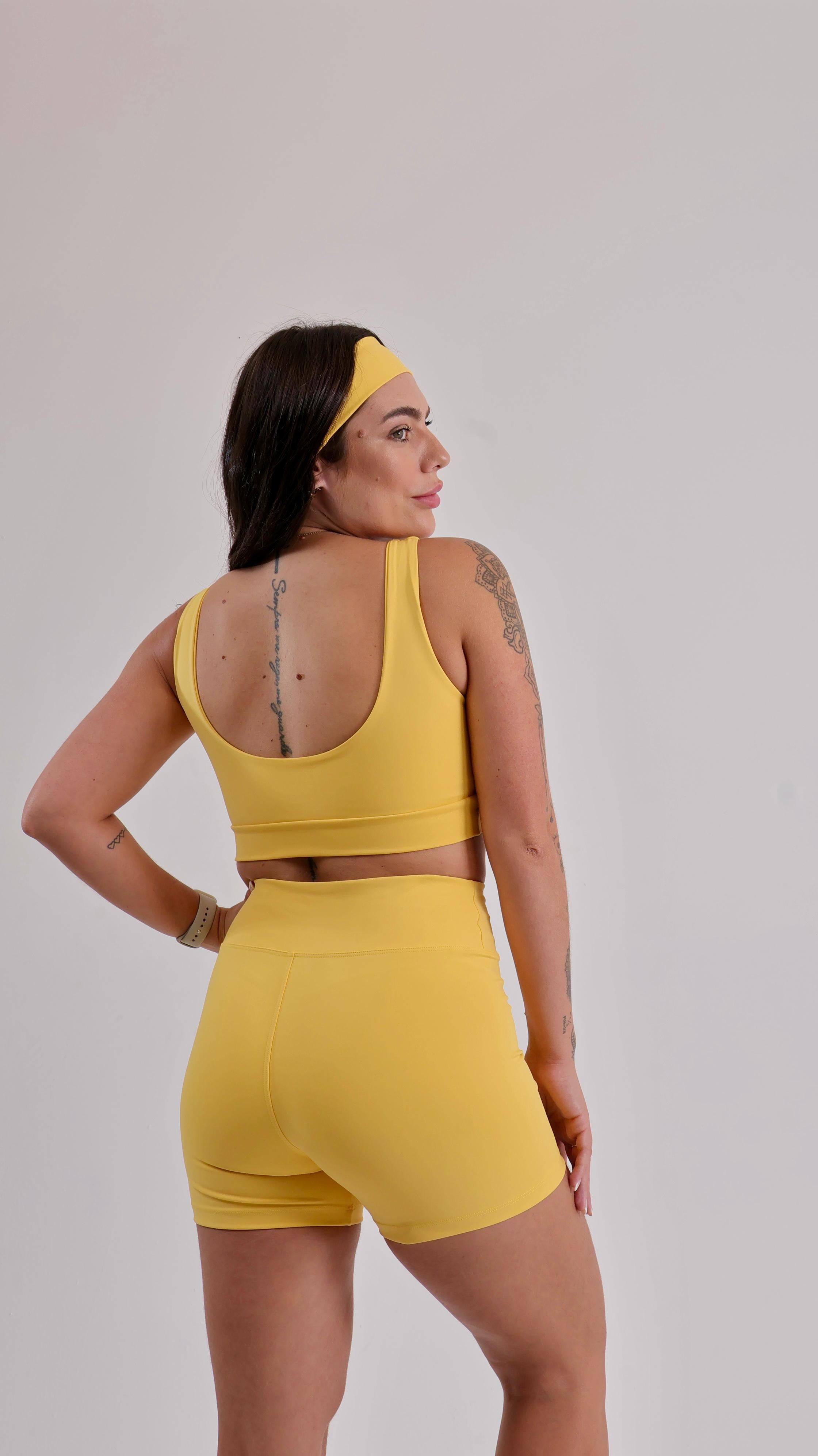 Conjunto Amarelo com Top Estruturado e Short Cintura Alta