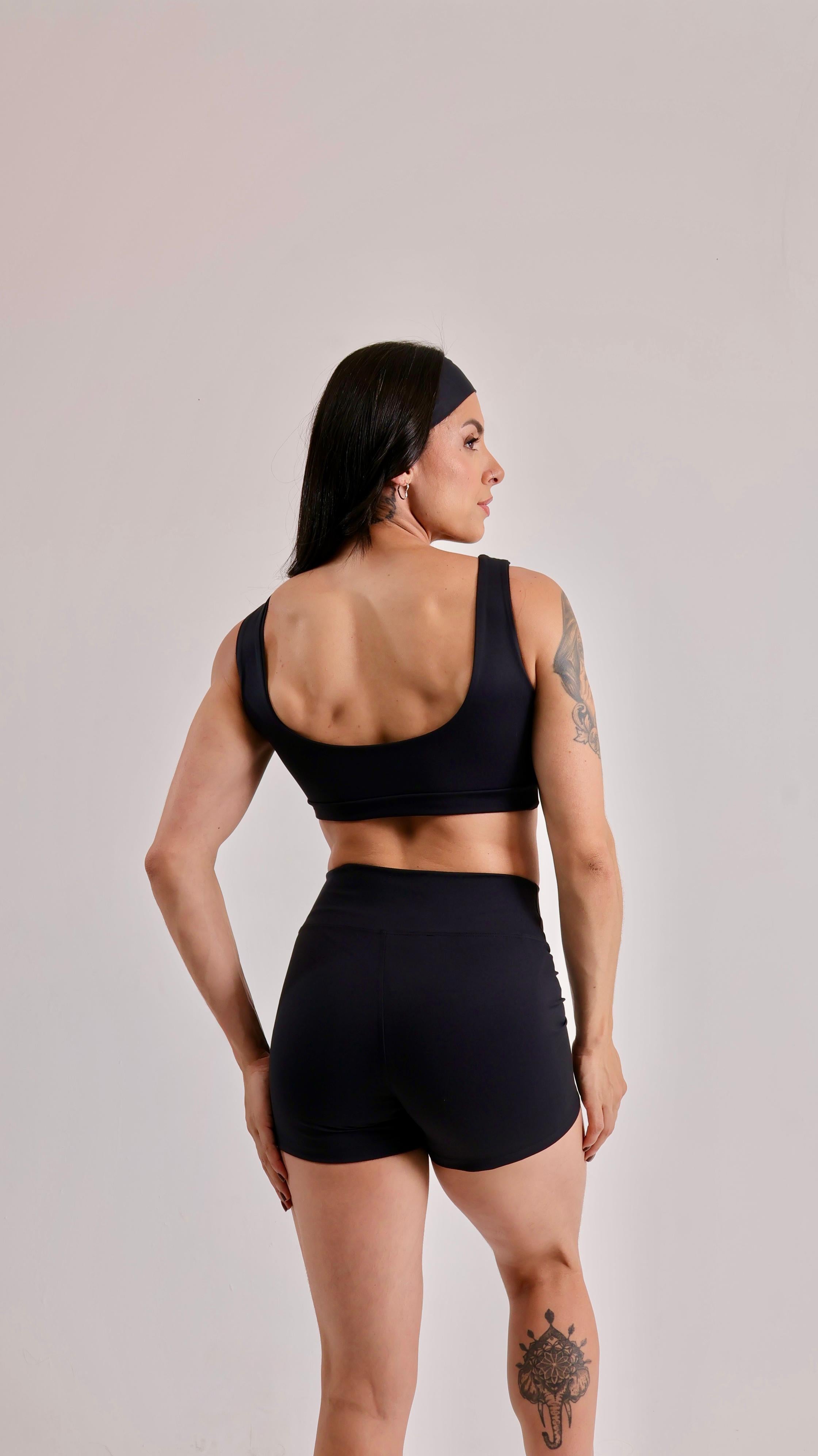 Conjunto Preto com Top de Alta Sustentação e Short Cintura Alta