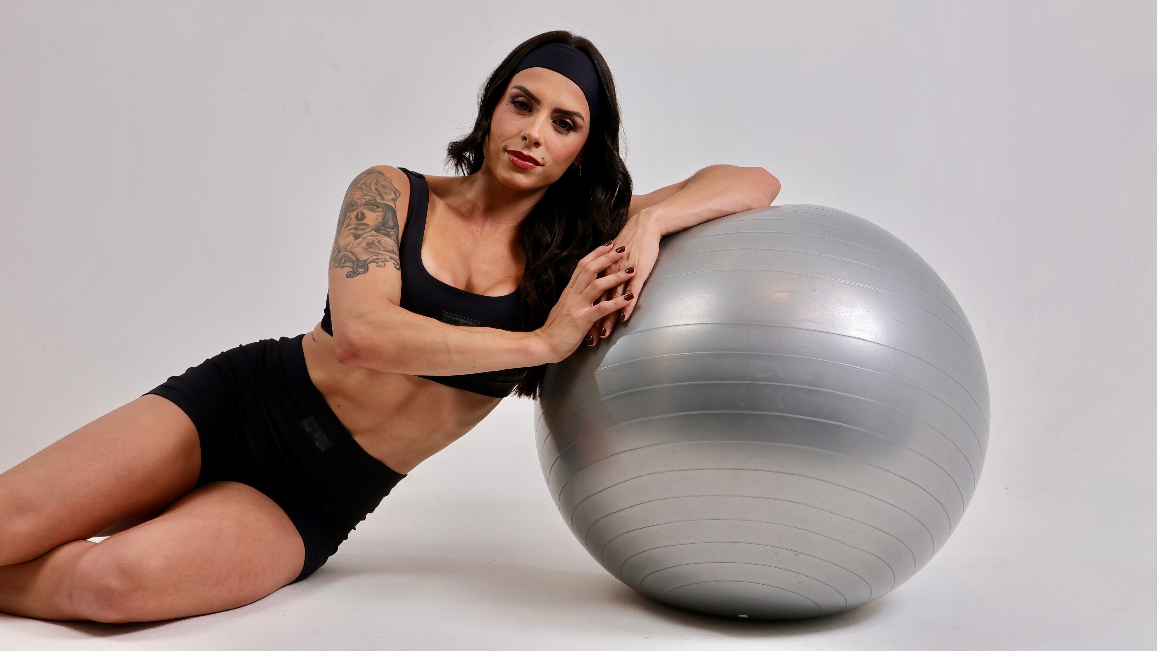 Conjunto Preto com Top de Alta Sustentação e Short Cintura Alta