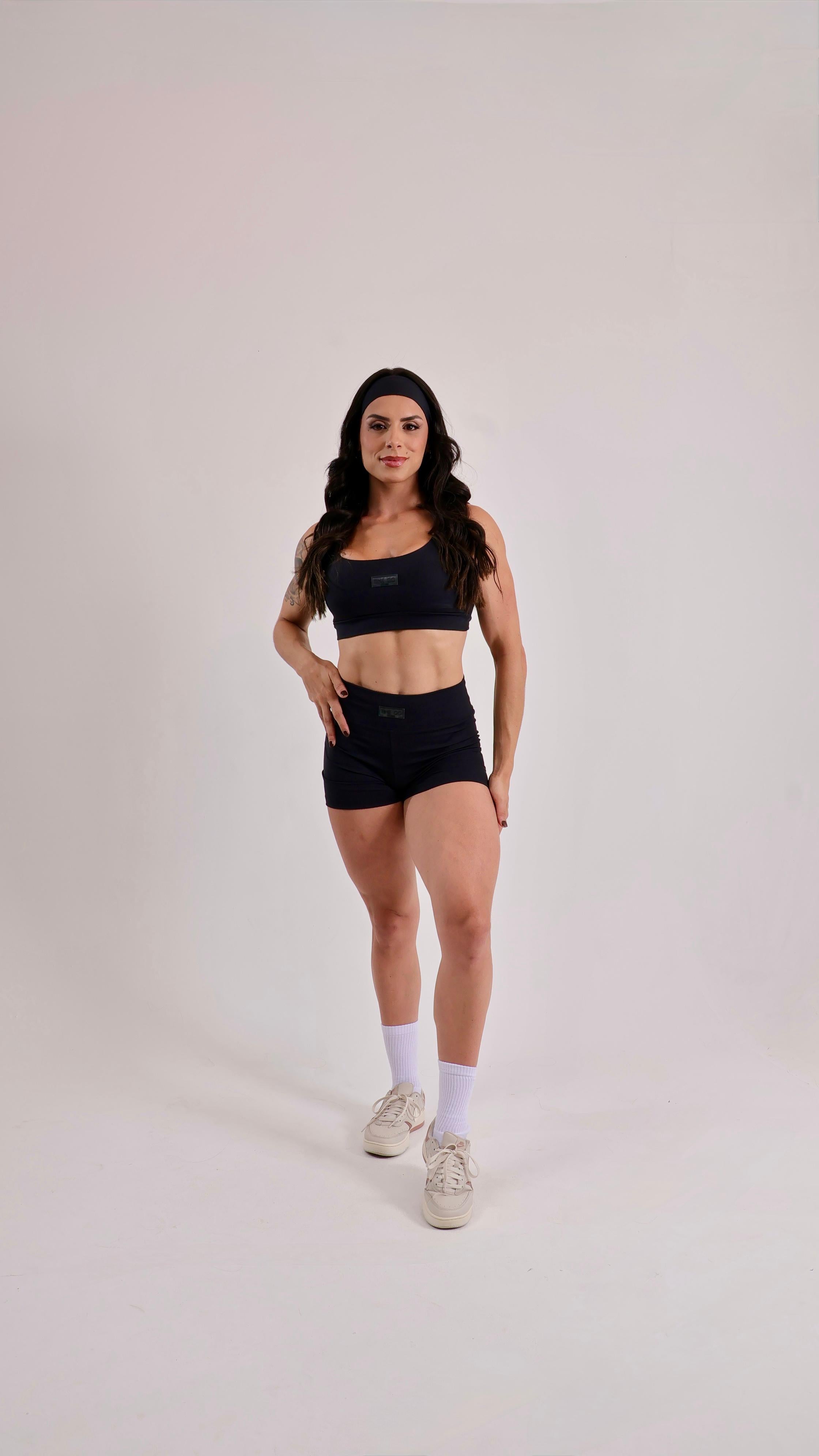 Conjunto Preto com Top de Alta Sustentação e Short Cintura Alta