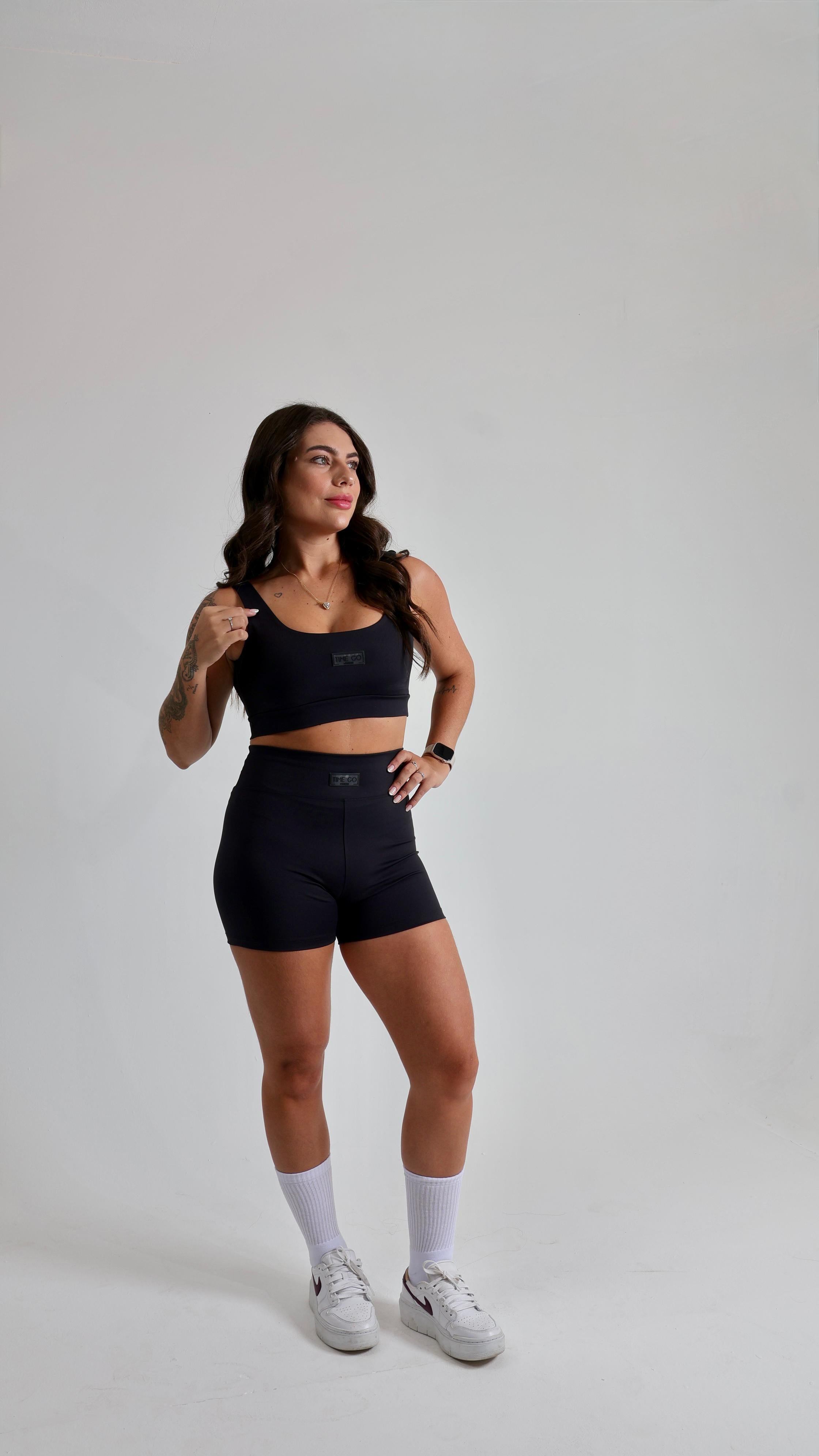 Conjunto Preto com Top de Alta Sustentação e Short Cintura Alta